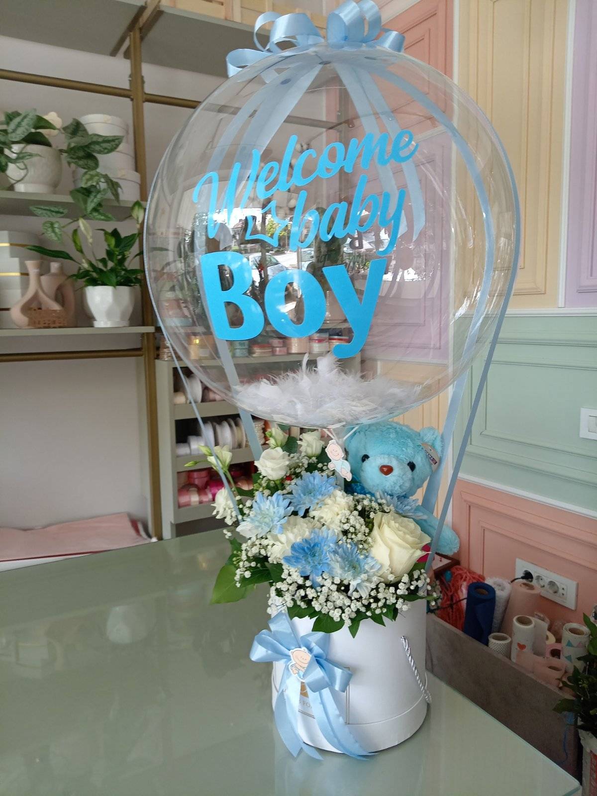 Подарок за новороденче момче: балон „Welcome baby Boy“, сино мече и сино-бело цвеќе
