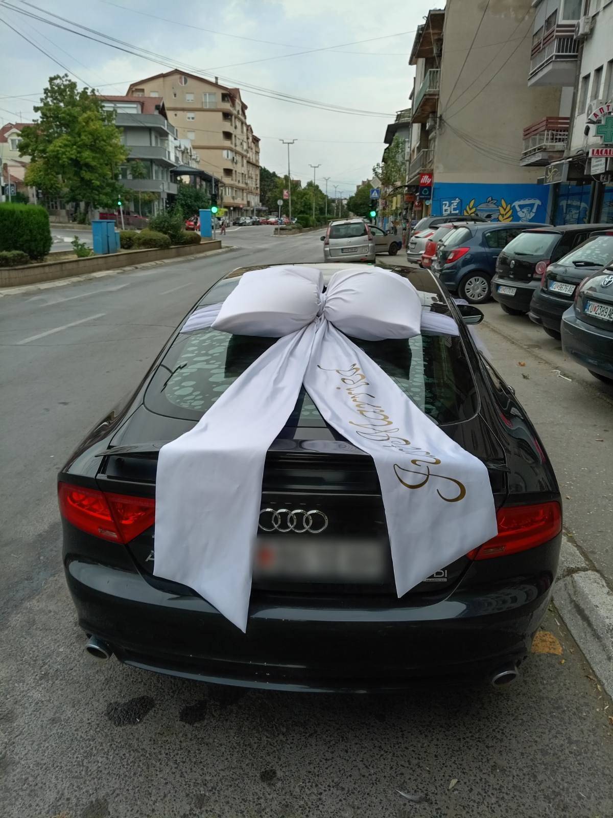 Свадбена декорација на автомобил: голема бела сатенска машна одзади