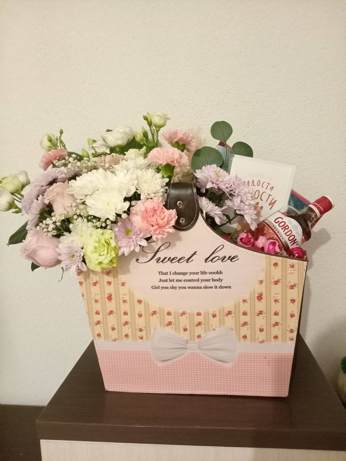 Розова кутија „Sweet love“ со пастелно цвеќе и пијалок